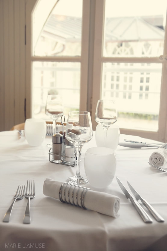 Reportage professionnel, restaurant, Table dressée dans des tons blancs, France, Photographe Marie l'Amuse
