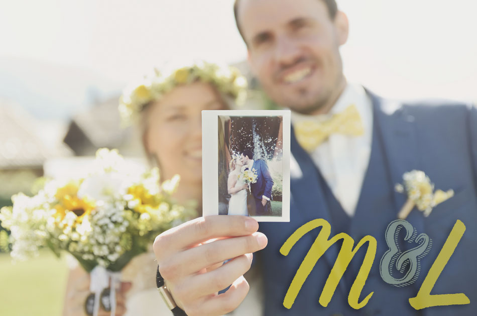 Mariage, Couple, Les mariés tiennent un polaroid lomo instawide, Quintal Haute Savoie 2019, Photographe Marie l'Amuse